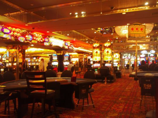 04-79 La salle de jeux a l'interieur d'un casino